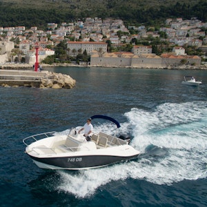  Quick Silver Activ 675 maximu guest cruising capacity is 8 but we recommend this boat for groups 2-6 persons.